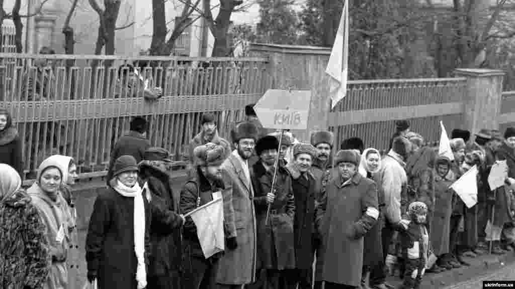 Мужчина во Львове держит табличку с указанием направления на Киев 