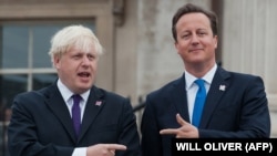 David Cameron (j) akkori miniszterelnök, és Boris Johnson, London akkori főpolgármestere Londonban, 2012. augusztus 24-én