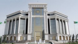 Türkmenistan raýatlaryň konwertasiýa edip bilýän pulunyň möçberini iki esse azaltdy