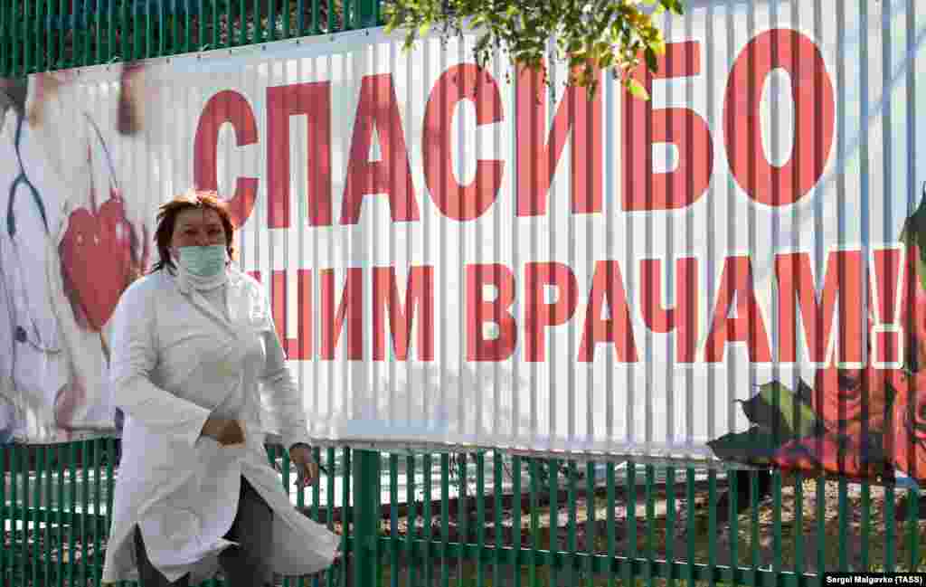 21 октября. Крымский медработник на фоне банера с надписью «Спасибо нашим врачам!» в Судаке