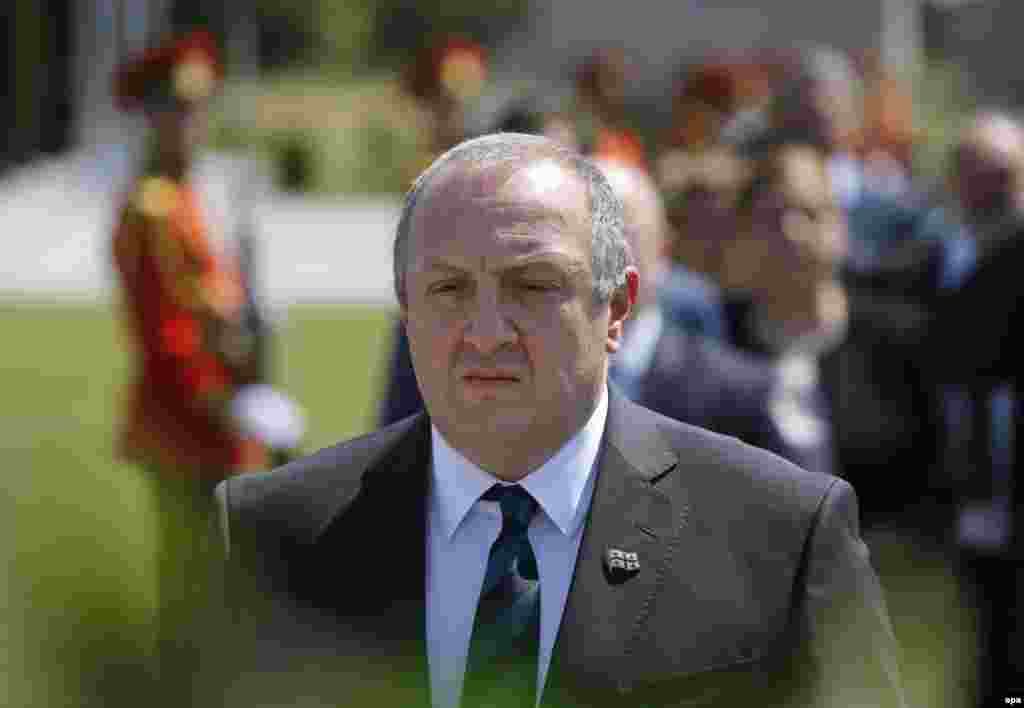 Премьер-министр Грузии Георгий Квирикашвили утром 8-го августа тоже посетил кладбище. 