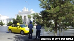 Türkmenistanyň paýtagty Aşgabadyň köçeleriniň birinde polisiýa işgärleri köçe-ýol hereketine gözegçilik edýärler.