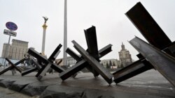 Супрацьтанкавыя збудаваньні на майдане Незалежнасьці ў Кіеве 2 сакавіка