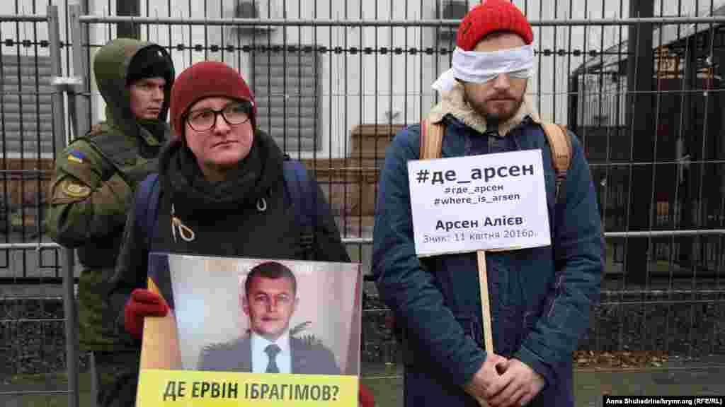 У посольства Российской Федерации в Киеве 25 ноября активисты требовали разыскать бех вести пропавших в Крыму. Участники акции стояли с завязанными глазами, что, по словам активистов, символизирует безразличие российских властей узнать судьбы пропавших