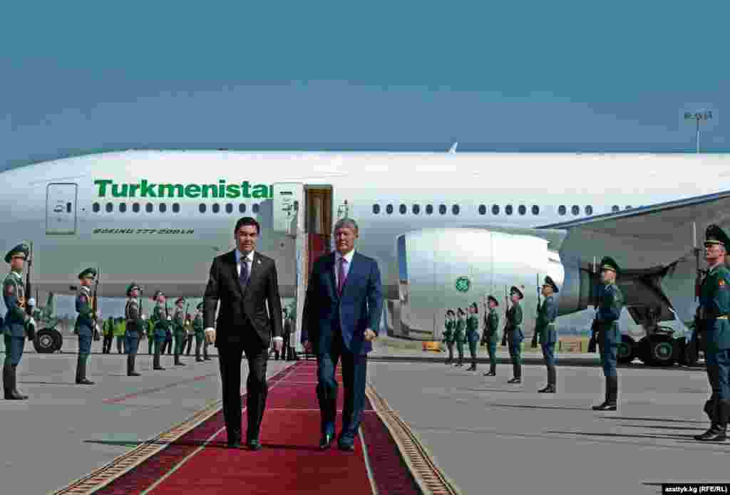 Türkmenistanyň prezidenti G.Berdimuhamedowy (ç) Gyrgyzystanyň döwlet baştutany Almazbek Atambaýew (s) garşy aldy, Bişkek, 5-nji awgust, 2015. 