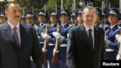 Президент Азербайджана Ильхам Алиев (слева) и премьер-министр Турции Рэджеб Эрдоган проходят перед строем почетного караула до официальное встречи в Баку, 17 май 2010 года