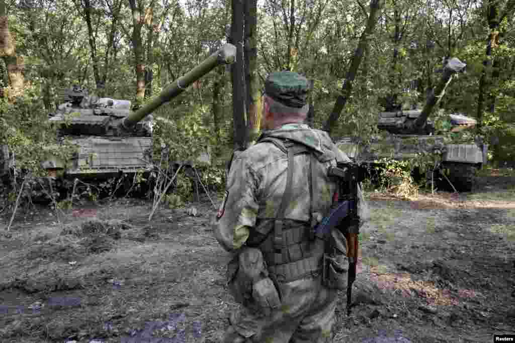 Проросійський бойовик з батальйону «Восток» біля танків Т-64 у Донецьку, 16 липня 2014 року 