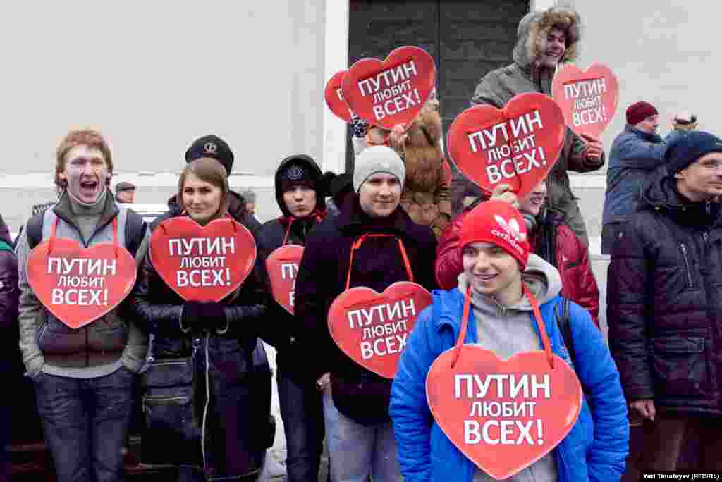 "Сеть" дип аталган Путин тарафлы яшьләр хәрәкәте "Ак боҗра" чарасы барган урынга чыгып, Путинны яклау чарасын үткәрде.