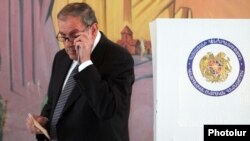 Հայաստանի առաջին նախագահ, Հայ ազգային կոնգրեսի առաջնորդ Լեւոն Տեր-Պետրոսյանը քվեարկում է Ազգային ժողովի ընտրություններում, Երեւան, 6-ը մայիսի, 2012թ.