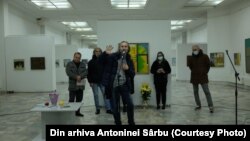 Scriitorul Emilian Galaicu-Păun, la expoziția In memoriam Andrei Sârbu (1950-2000), Galeria Brâncuși din Chișinău
