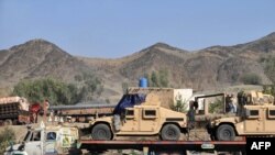 Owganystandaky NATO güýçlerine yük daşaýan ulaglar Pakistanyň "Torkham" serhet geçelgesinde togtadylan ýagdaýda. 28-nji noýabr, 2011.