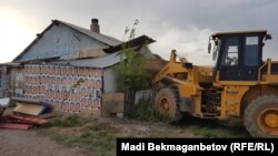 Начало сноса дома «с портретами Назарбаева» на окраине Астаны. 12 мая 2017 года.