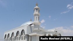 چارواکي وايي، جومات په یو وخت کې د ۲ زره لمونځ کوونکو او د فاتحې سالون په یو وخت کې د زرو کسانو ظرفیت لري.