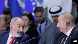 Ermenistanyň premýer-ministri Nikol Paşinýan (çepde) hem-de Azerbaýjanyň prezidenti Ilham Aliýew. Arhiw suraty.
