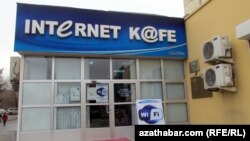 Aşgabatda bir Internet kafe. Illýustrasiýa suraty. Arhiwden alyndy. 