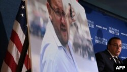 علی رضائیان، برادر خبرنگار زندانی، در یک کنفرانس مطبوعاتی در ژوئیه گذشته در واشینگتن