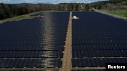 Panourile solare în Northfield, Massachusetts, SUA. Fotografie ilustrativă. 
