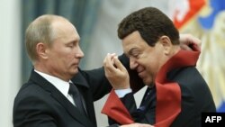 Orsýetiň prezidenti Wladimir Putin aýdymçy Iosif Kobzony sylaglaýar. Moskwa, 2012. 