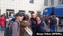 Белсенді Әлімжан Ізбасаров (ортада) әскерге аттанар алдында жақындарымен қоштасып тұр. Нұр-Сұлтан, 5 маусым 2019 жыл.