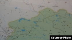 Бейжиндеги аскердик музейде тартылган сүрөт. Жазуулары, түшүндүрмөсү бүт кытайча. Мындай карталарды Кытайда көп көрүүгө болот. Бирок Кытайдын экспанционисттик мүдөөлөрүн айгинелеген мындай карталар ички колдонууга гана пайдаланылат шекилдүү. 