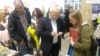 Şevket Qaybullayev «Qasevet» mecmuasınıñ taqdim merasiminde musafirlernen subetleşe, «Kitap Anbarı»