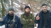 Doku Umarov (u sredini) pozira sa dvojicom neidentifikovanih boraca, bez datuma