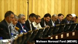 قرائت گزارش کمیسیون برجام، و نیز ارجاع طرح برجام به کمیسیون امنیت ملی، اختلاف نظر‌هایی را در میان اصولگرایان مجلس برانگیخته است.