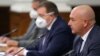 Ръководителят на Националния оперативен щаб ген. Венцислав Мутафчийски на фона на здравния министър проф. Костадин Ангелов и главния здравен инспектор доц. Ангел Кунчев