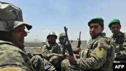Owganystanly esgerler Kabuldaky harby howa bazasyna barýarlar, 2011-nji ýylyň 27-nji apreli.