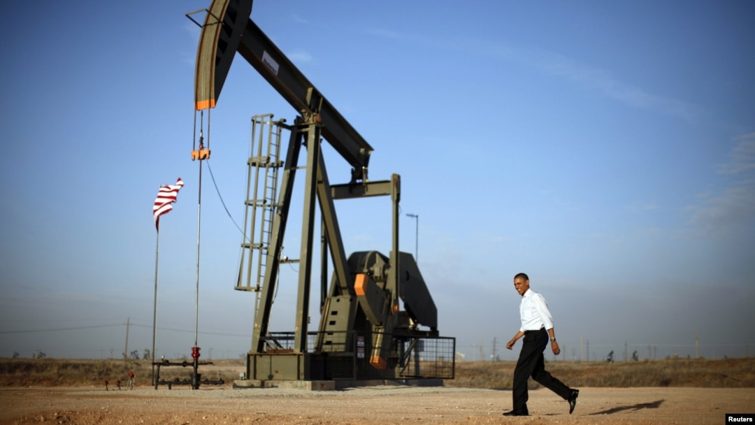 Президент США Барак Обама проходит мимо нефтекачалки в Мексике. 21 марта 2012 года. Иллюстративное фото.