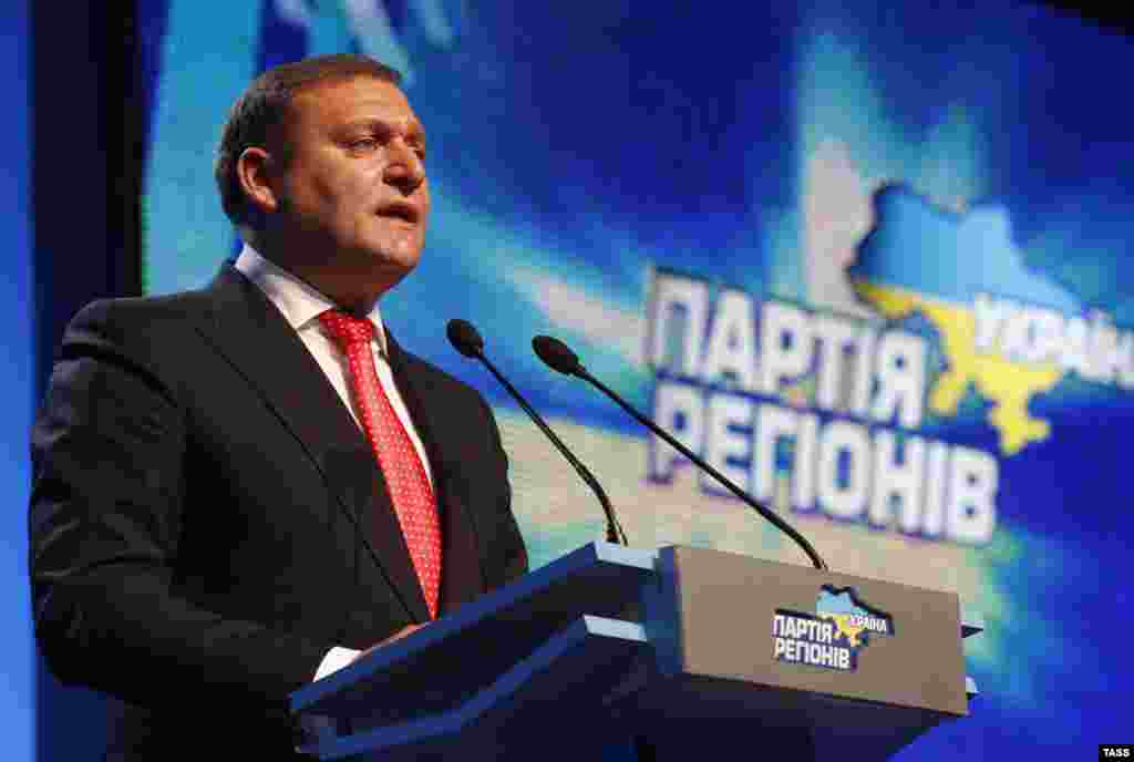 Янукович биліктен кетірілген соң Аймақтар партиясы қиын жағдайда қалды. Ахметов қолдау танытып келген партия 25 мамырда өткелі отырған президенттік сайлауға лайықты үміткер шығара алмады. Партия қазіргі уақытта үстінен қылмыстық іс қозғалған Харьков облысының бұрынғы губернаторы Михаил Добкинді кандидат етіп ұсынды. 