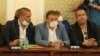 Съсобственикът на "Градус" Иван Ангелов (в средата) седна до бизнесмена Светослав Илчовски, който ден по-рано го обвини в изнудване