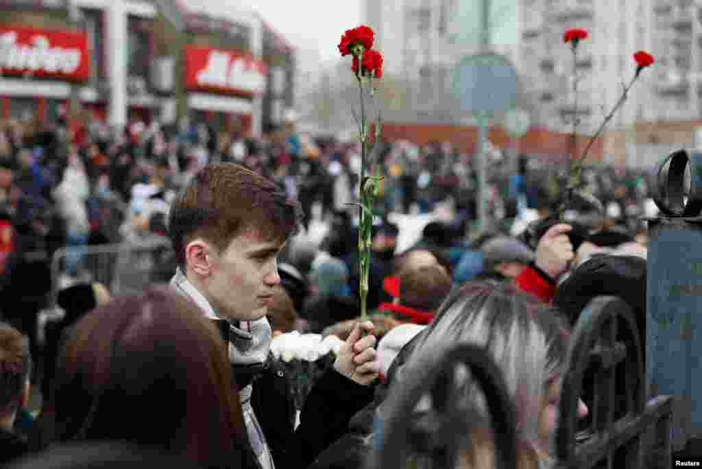 Людзі, якія прыйшлі, каб разьвітацца з Аляксеем Навальным, у Маскве, Расея, 1 сакавіка 2024 году