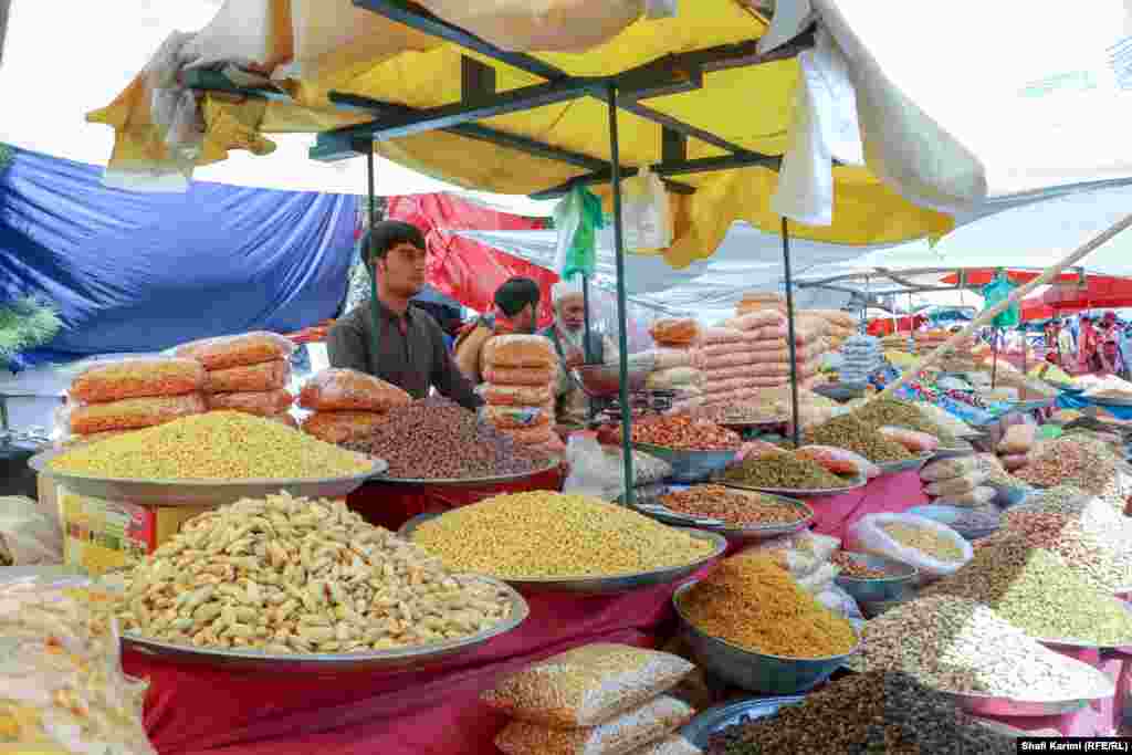 Një treg i hapur në Kabul me ëmbëlsira dhe fruta të thata.
