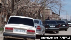 Մերուժան Մխոյանի տան մոտ