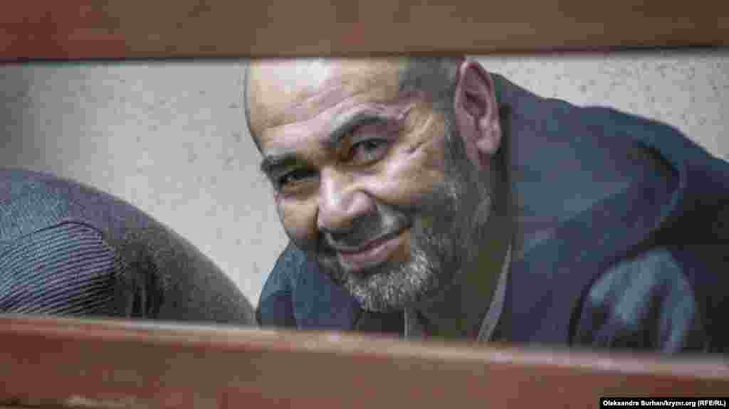 Ще один фігурант «справи другої сімферопольської групи» Яшар Муедінов у Київському районному суді міста Сімферополя. Його заарештували в його будинку, що в селищі Айкаван. Без нього в родині залишилися вісім дітей