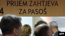 Gužva na šalterima za prijem zahtjeva za pasoš u Sarajevu uoči ukidanja viznog režima, novembar 2010.