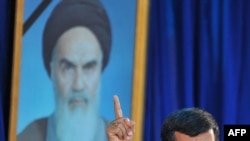 محمود احمدی نژاد در جریان مراسم چهاردهم خرداد.