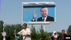 Билборд с изображением президента Каримова на улице Андижана. Каримов не разрешил независимое расследование событий в Андижане.