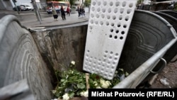 Bijele ruže bačene u obližnji kontejner, Sarajevo, 3. maj 2016.