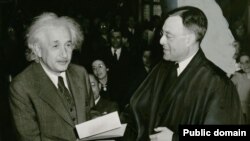 در ۱۸ آوريل سال ۱۹۵۵ ميلادی آلبرت اينشتين دانشمند و فيزيکدان نامدار در سن ۷۶ سالگی درگذشت