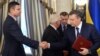 Украина: мунаса келишимге кол коюлду
