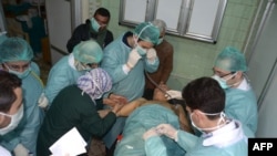 یکی از مصدومان حملات در استان حلب سوریه. ۱۹ مارس ۲۰۱۳.