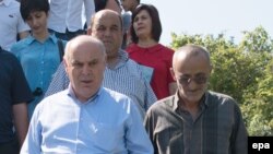 По мнению ФНЕА, высказывания о возможном отравлении представляют собой спекуляции о состоянии здоровья Аслана Бжания (на фото первый слева)