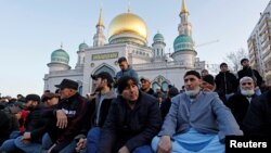 Верующие у мечети в Москве. 30 марта 2025 года 