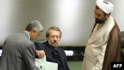 یک خبرگزاری داخلی ایران از وعده علی لاریجانی (نفر وسط) برای رایزنی با شورای نگهبان به منظور حضور «اصلاح طلبان معتدل» در انتخابات مجلس خبر داده است.