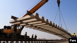کاگران ایرانی در حال تکمیل راهآهن رشت-آستارا