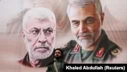 پوستر قاسم سلیمانی (راست) همراه با ابومهدی مهندس، معاون فرمانده گروه حشد الشعبی عراق