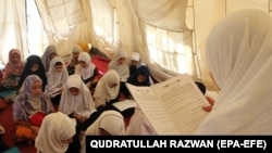 دانش‌آموزان صنوف ابتدایی در زیر خیمه درس می خوانند.