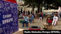 Архивска фотографија- прием на првачиња во училиште во Скопје со посебни мерки поради ширењето на коронавирусот, 1.10.2020